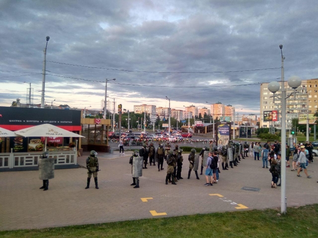 Сотрудники полиции рядом с местом гибели протестующего. Минск