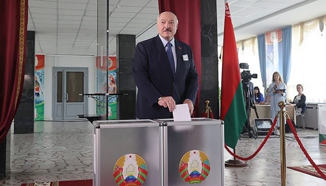 Александр Лукашенко голосует