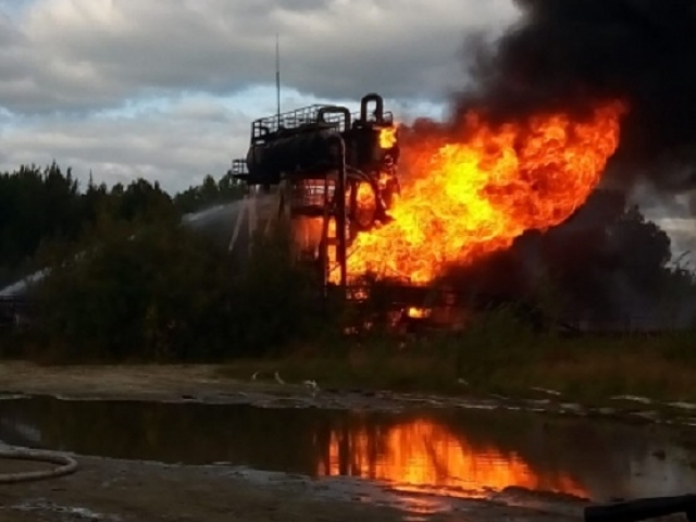 На нефтегазовом предприятии в Югре ликвидируют крупный пожар