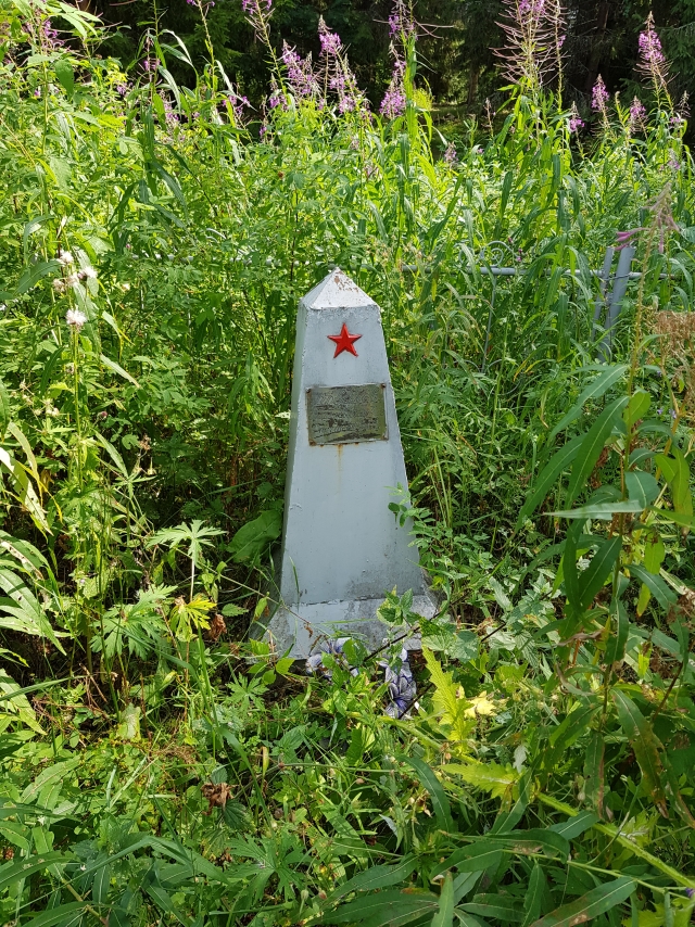 O túmulo dos soldados do Exército Vermelho que morreram em 1919 na vila de Kurgomen, distrito de Vinogradovsky, região de Arkhangelsk