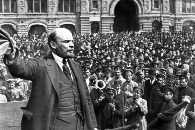 Vladimir Ilyich Lenin faz um discurso na frente dos Regimentos que Tudo Aprendem na Praça Vermelha.  Moscou, 25 de maio de 1919