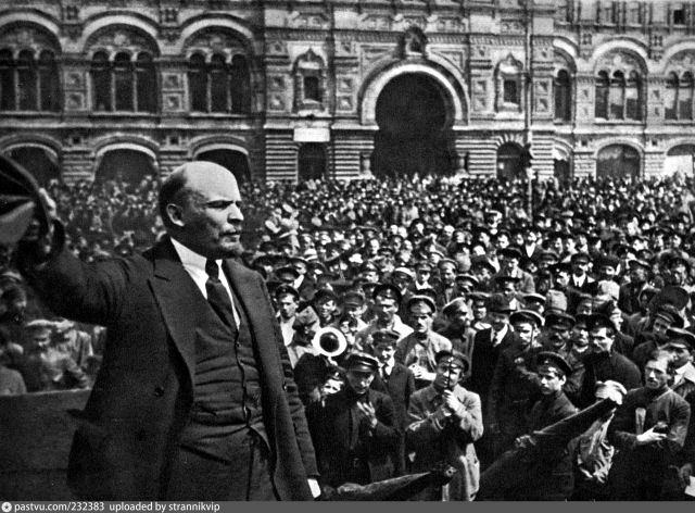 V.I.Lenin faz um discurso perante as tropas Vsevobuch na Praça Vermelha