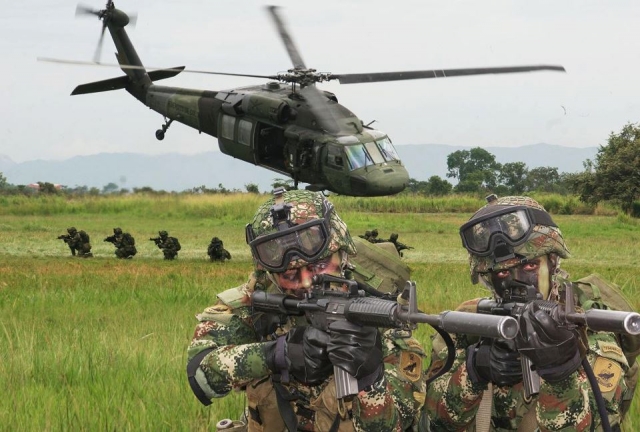 Колумбийский военный погиб при нападении бандитов на вертолёт