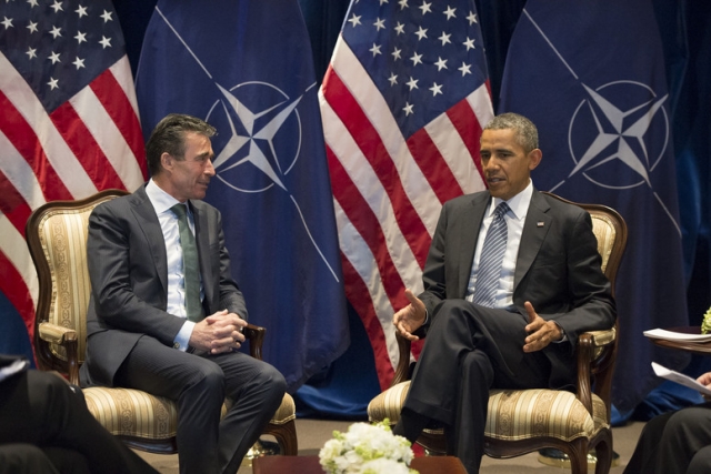 O secretário-geral da OTAN, Anders Fogh Rasmussen, e o presidente dos EUA, Barack Obama, nas conversações em Bruxelas.  2014