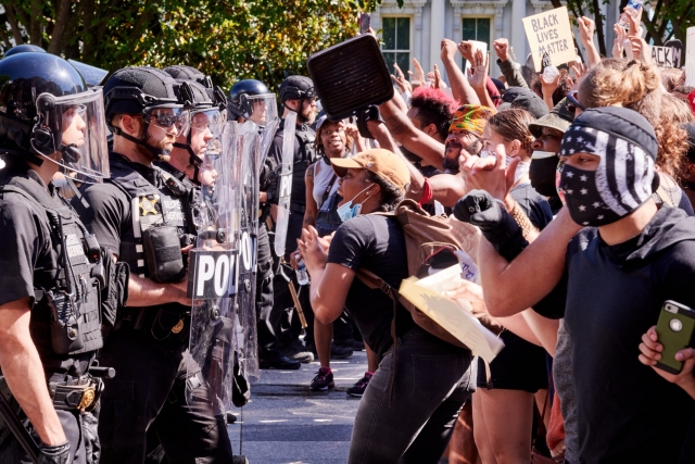 Manifestantes e policiais.  EUA