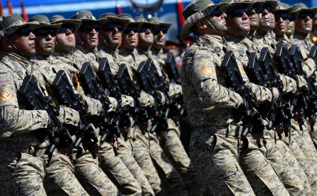 Военнослужащие Национальной армии Азербайджана во время военного парада в ознаменование 70-летия Победы в Великой Отечественной войне 