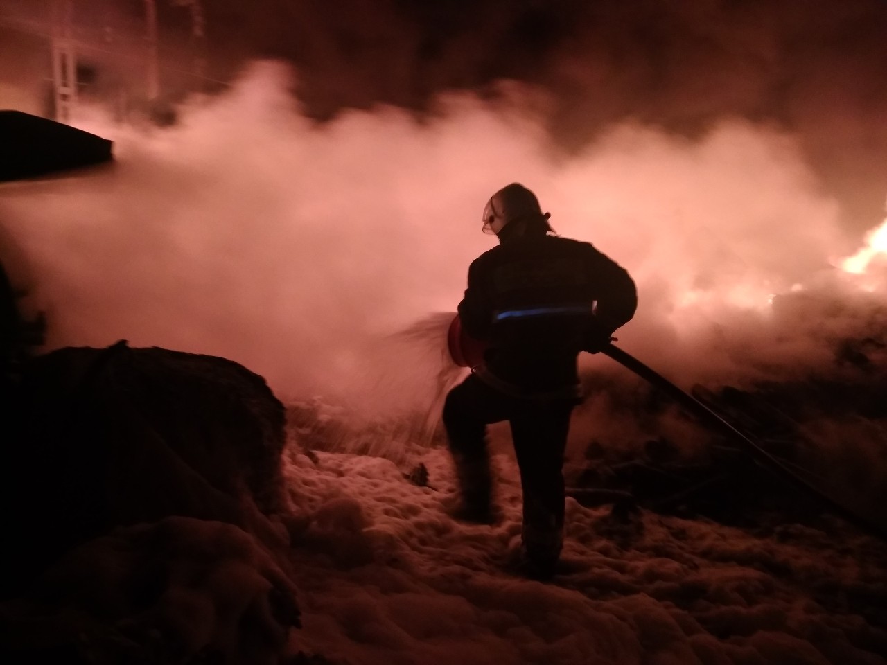 В Петербурге горит предприятие в Курортном районе