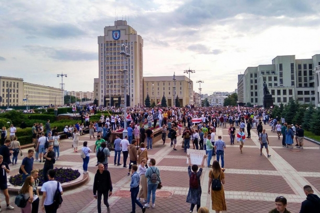 Manifestantes na Praça da Independência perto da Casa do Governo em Minsk 