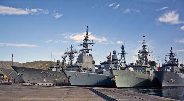 Navios do 2º Grupo Marítimo da OTAN antes de exercícios conjuntos com o FMS turco na base naval de Aksaz, Turquia 