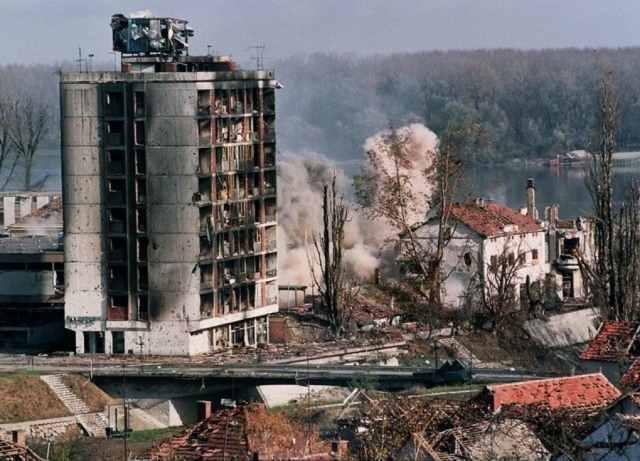 A OTAN está bombardeando Belgrado.  1999