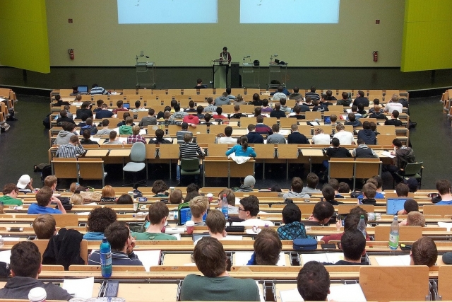 Alunos na sala de aula 