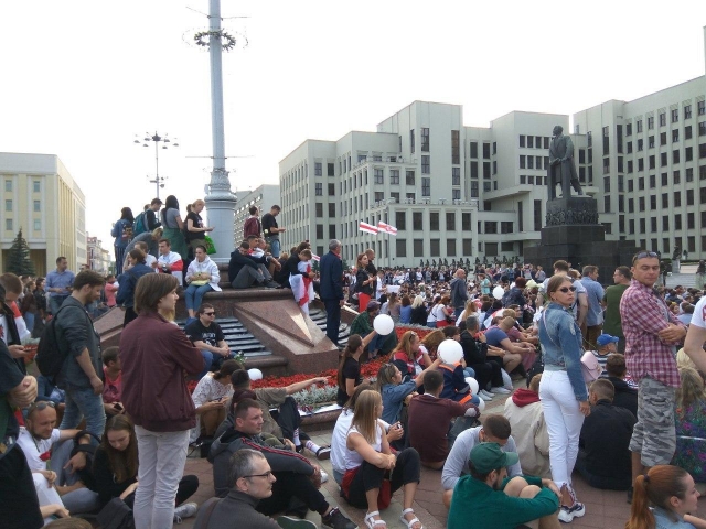 Manifestantes na Praça da Independência em Minsk