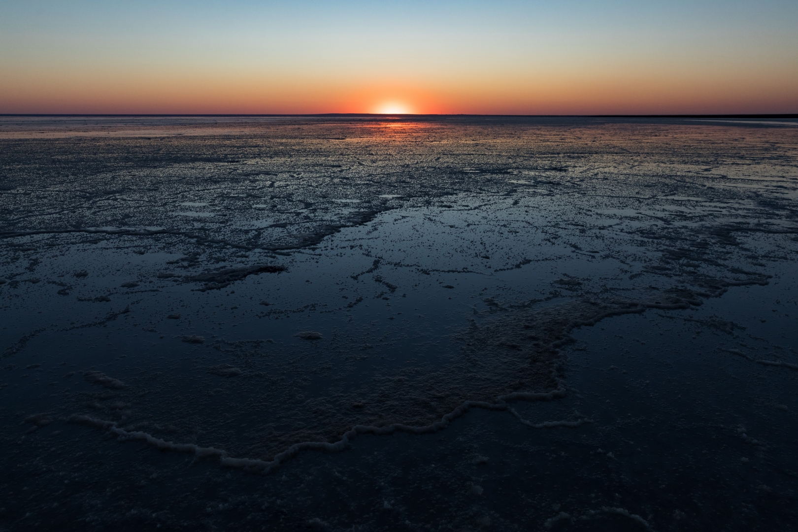 Виды озера Эльтон во время восхода