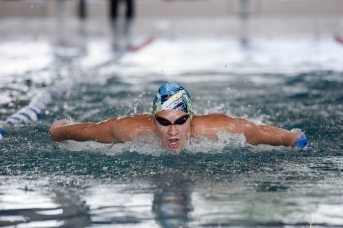 Мужчина-пловец