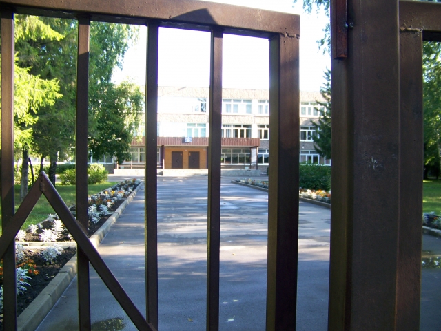Барнаульская школа №102 все ещё закрыта для посещения