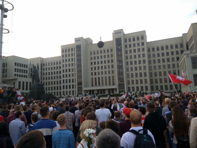 Протестующие на площади Независимости в Минске 