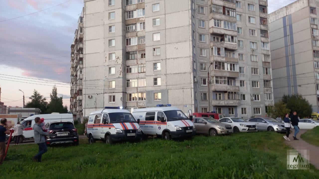 На место взрыва газа в Ярославле прибыли пожарные, спасатели и медики