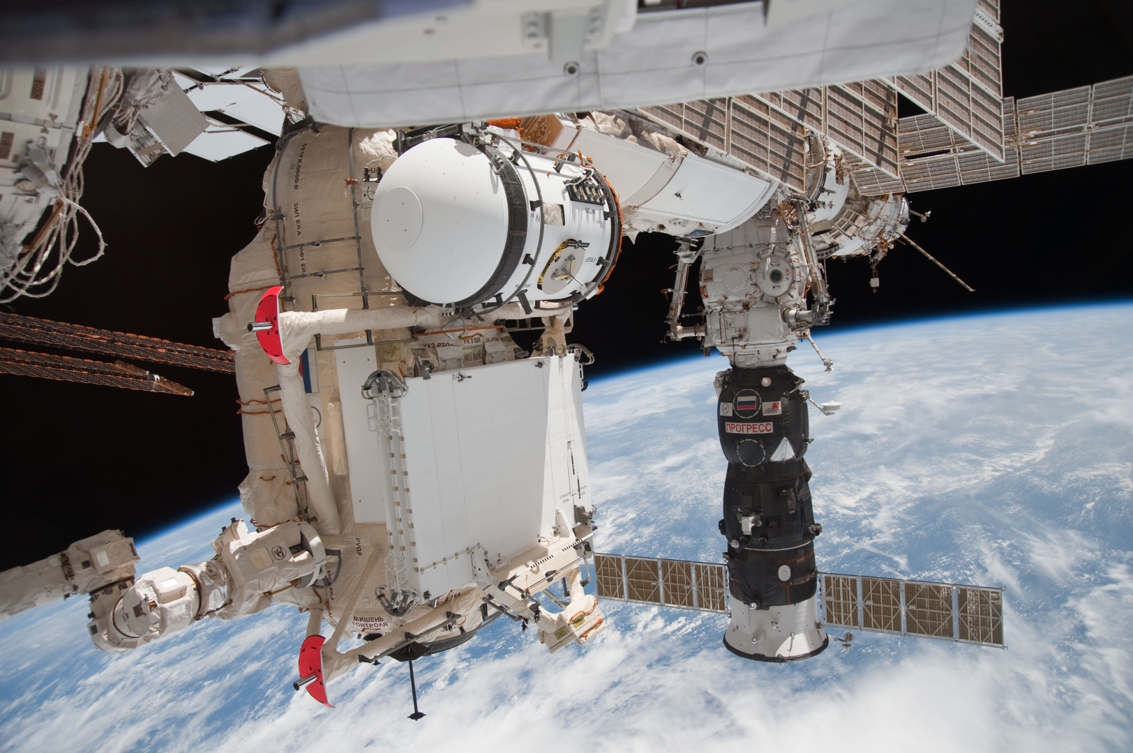Продлены сроки изоляции экипажа МКС в российском сегменте станции