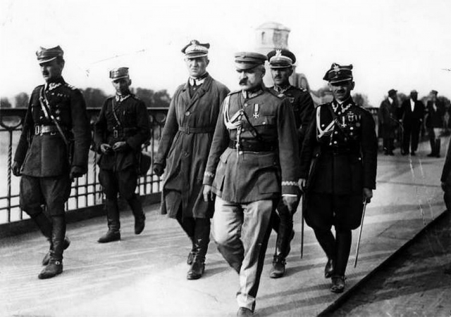Jozef Pilsudski na ponte Poniatowski em Varsóvia durante o golpe de maio.  13 de maio de 1926