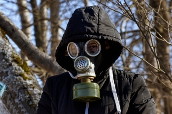 В противогазе 