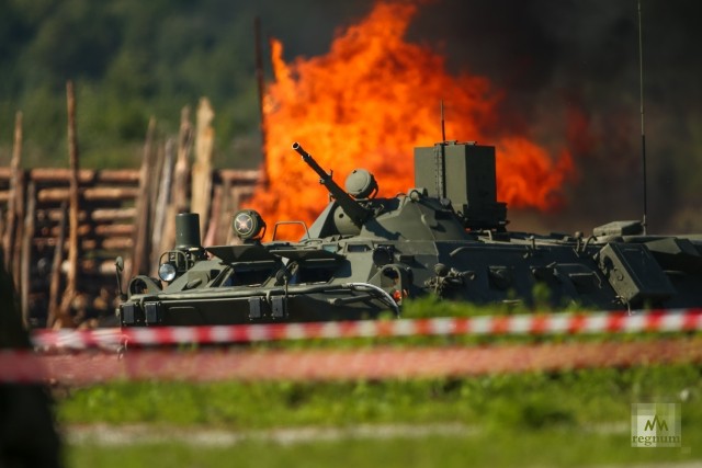 Динаический показ с участием современной военной техники 