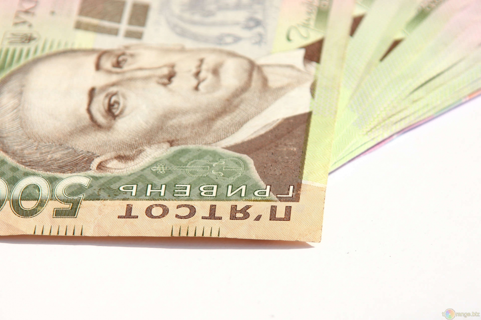 Зеленский увеличил минимальную зарплату на Украине до 5 тыс. гривен