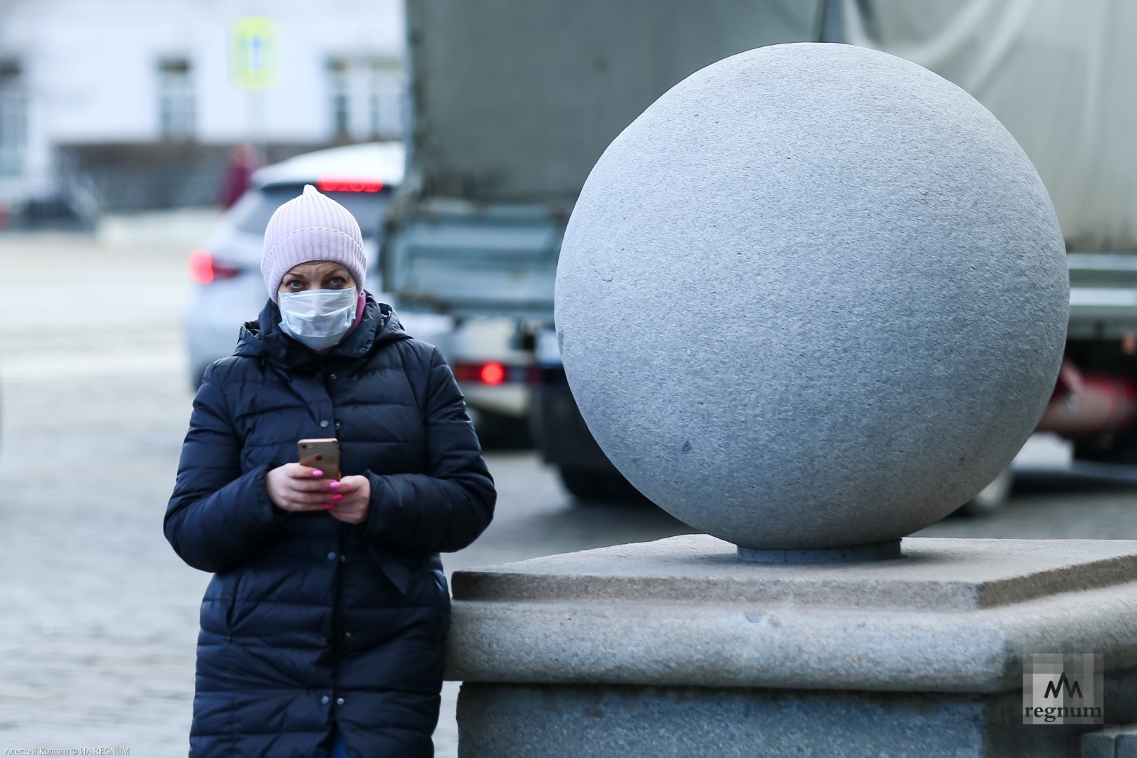 Женщина в маске в центре Екатеринбурга