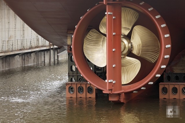 Винт морозильного траулер-процессора  Капитан Соколов  на судостроительном заводе  Северная верфь 