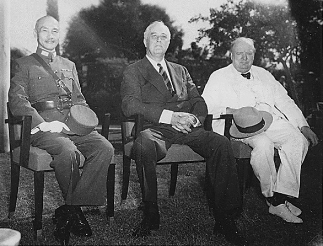 Чан Кайши, Франклин Рузвельт и Уинстон Черчилль на Каирской конференции. 1943 