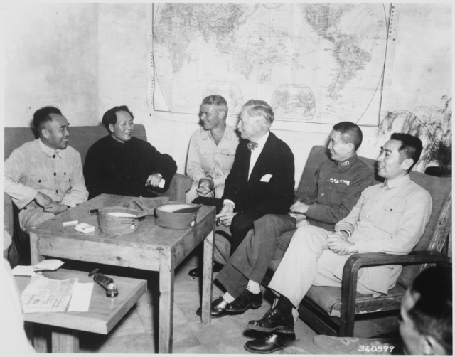 Патрик Хэрли ведёт переговоры с руководством КПК. Яньань. 1945 