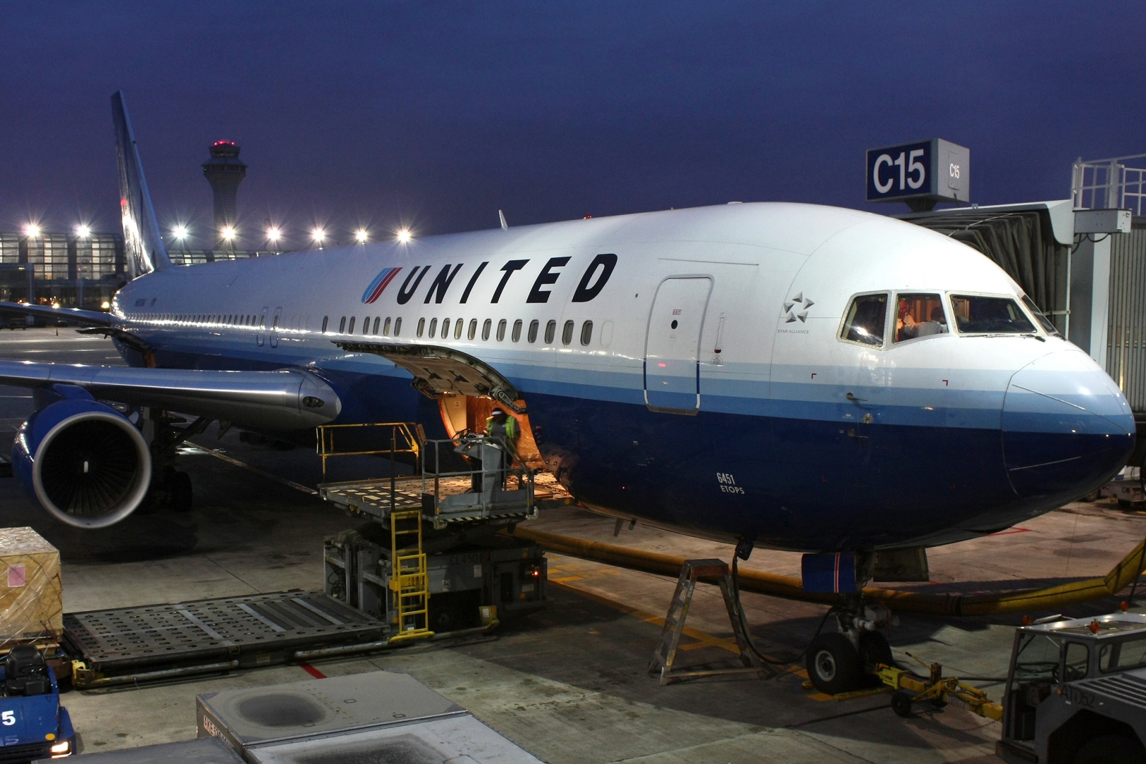В США компания United Airlines уволит свыше 16 тыс. своих сотрудников