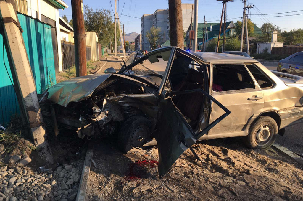 Авария в Туве: водитель погиб, двое детей госпитализированы