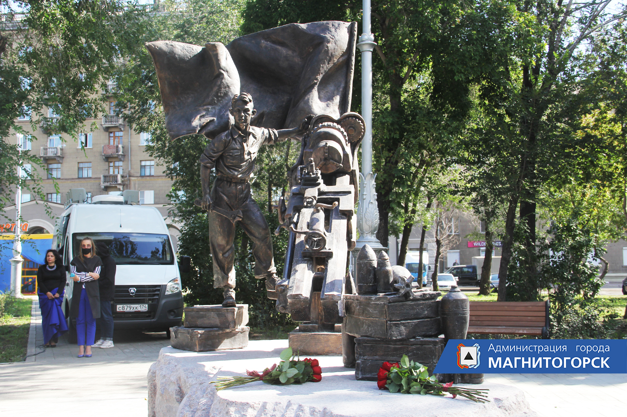 Сквер казакам станицы магнитной магнитогорск. Памятник ромозану в магнитогорске. Памятник казачеству в магнитогорске. Памятник ромазана в магнитогорске. Головницкий, белопольский «тыл – фронту» (магнитогорск).