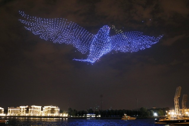 Живая картина из движущихся квадрокоптеров во время шоу  Мирное небо. Рекорд-шоу дронов  