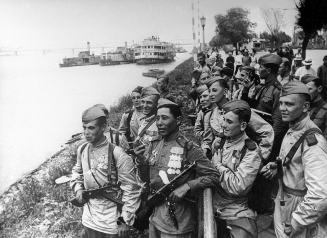 После разгрома гитлеровской Германии Красной армии предстояло еще воевать в Маньчжурии. Харбин, берег реки Сунгари. Август 1945 года