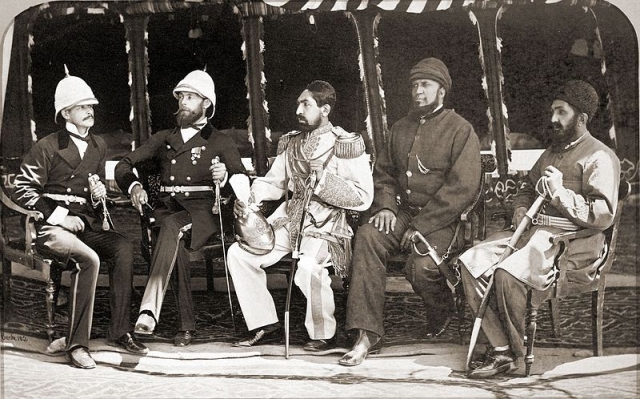 Гандамак, май 1879. Слева направо: британский офицер Дженкинс, Каваньяри, Якуб-хан,    афганский главком Дауд-шах, афганский премьер-министр Хабибулла-хан