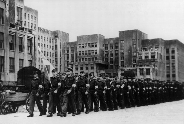 Белорусские националисты маршируют по оккупированному Минску. 1944