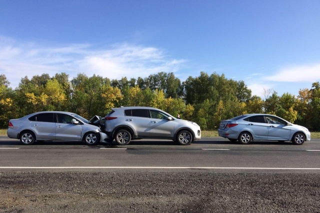 В Самарской области на трассе столкнулись три автомобиля