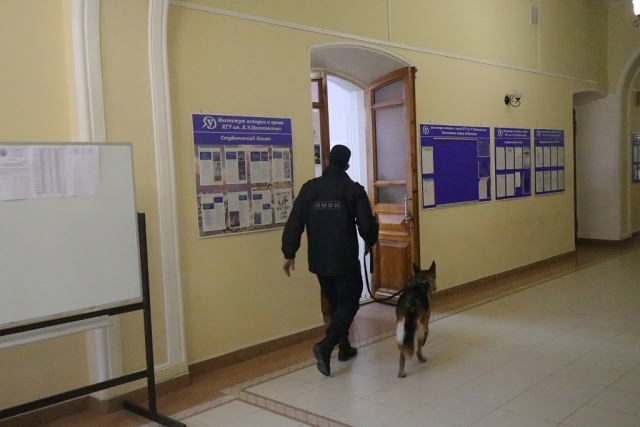 Безопасность более 150 избирательных участков поверили кинологи в Калуге