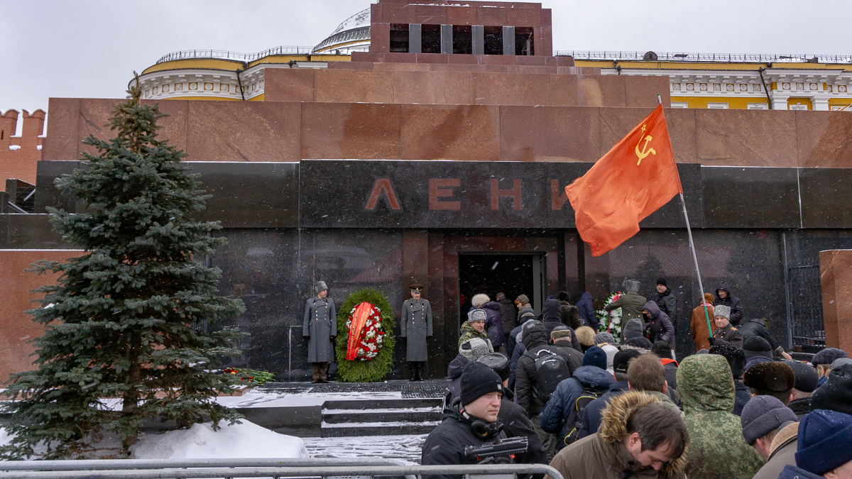 Ленин жив фото. Трибуна мавзолея Ленина.