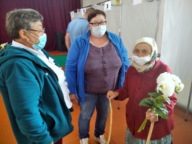 104-летняя Неонила Белова на избирательном участке