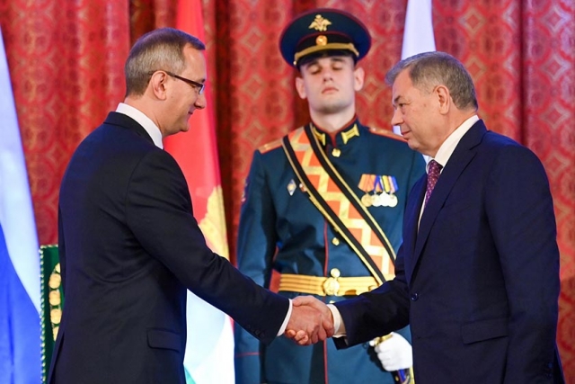 Анатолий Артамонов поздравил губернатора Владислава Шапшу со вступлением в должность главы области