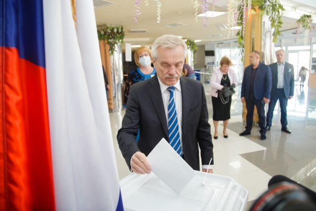 Евгений Савченко голосует 