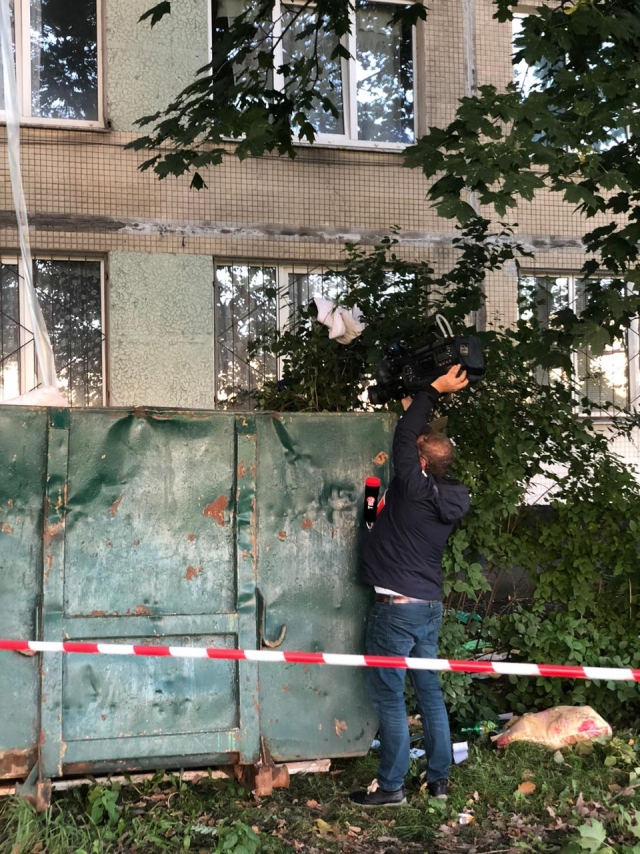 В Петербурге в заваленной до потолка мусором квартире нашли тело мужчины