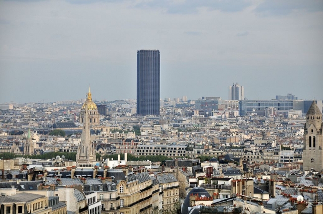В Париже мужчина взобрался на башню Монпарнас без страховки