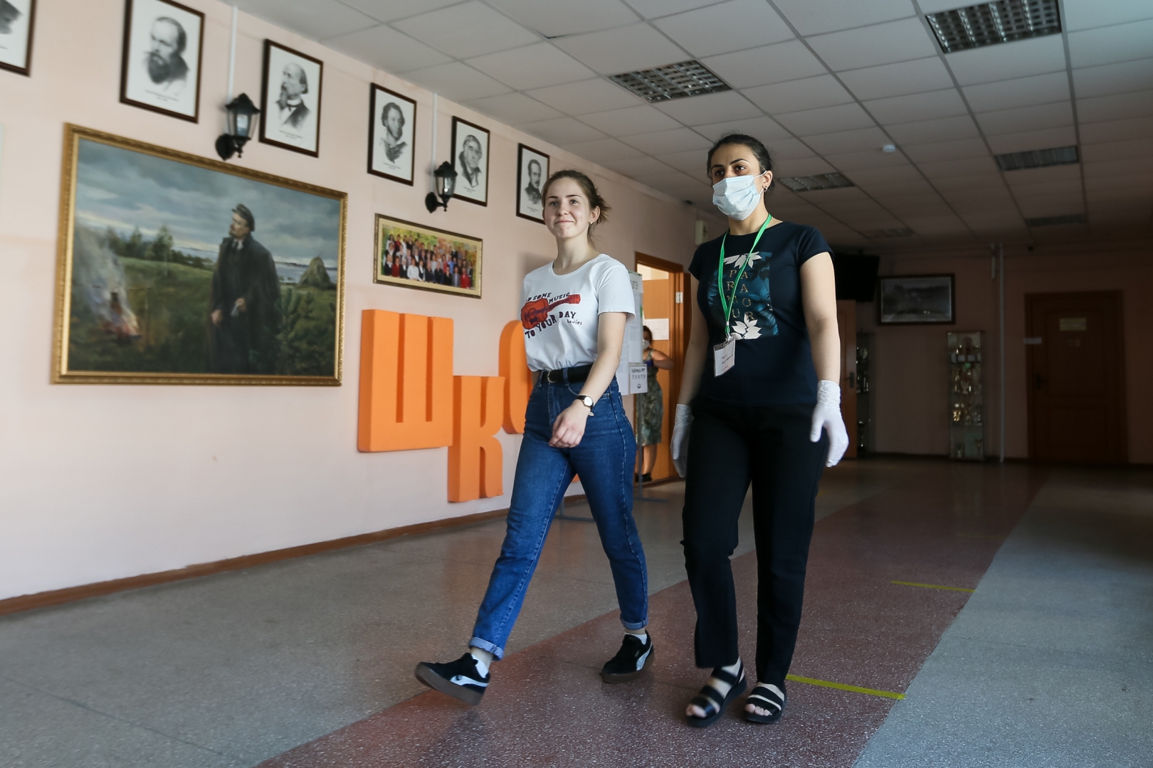 Кравцов оценил работу российских школ в условиях пандемии