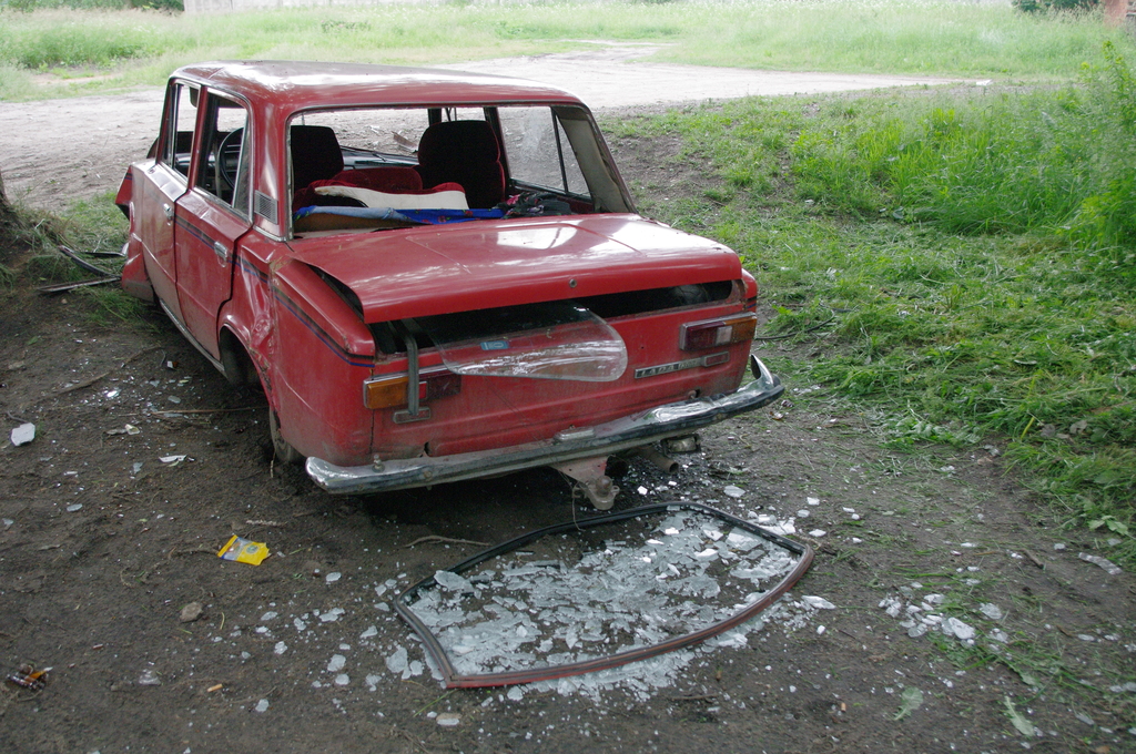 Пожаловаться на брошенный автомобиль