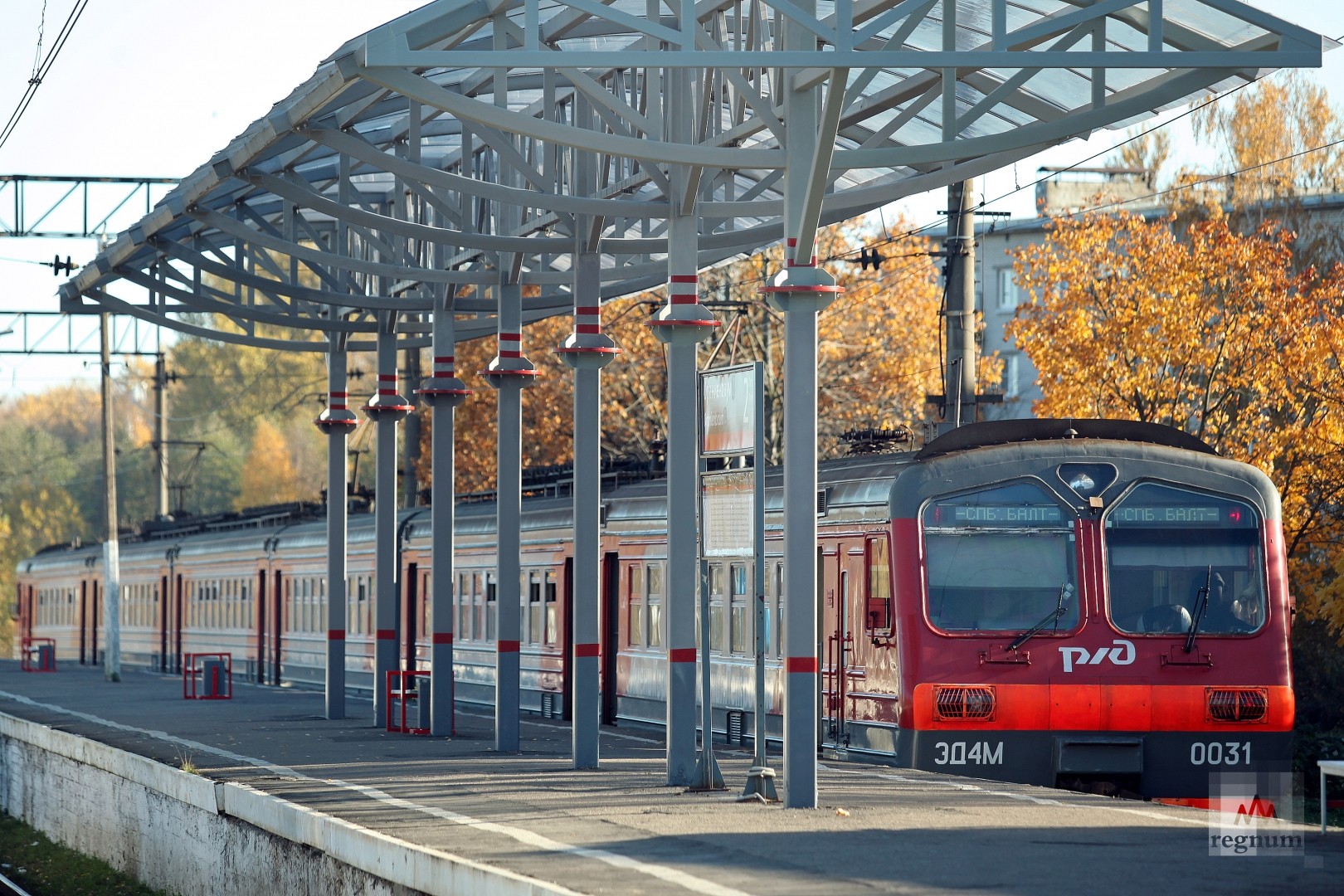 Электричка павловск витебский. Петербургские электрички. Балтийский вокзал сверху. Электричка на Балтийском вокзале Санкт-Петербурга. Станция 835 км.