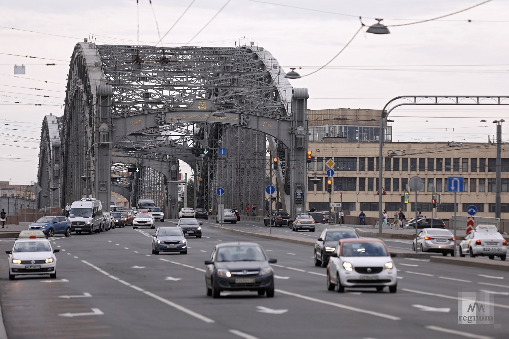 Движения петербурга. Большеохтинский мост реверсивное движение. Реверсивное движение на Большеохтинском мосту. Реверсивное движение Волгоградский проспект. Большеохтинский мост в Санкт-Петербурге реверсивный светофор.