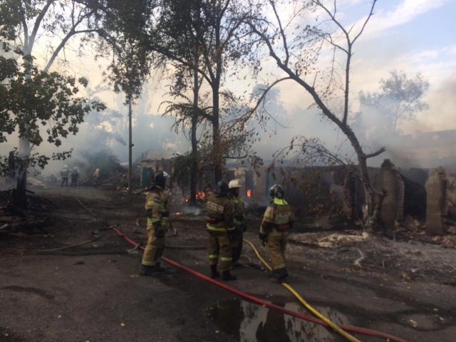 В Ростовской области пожар уничтожил несколько хозпостроек